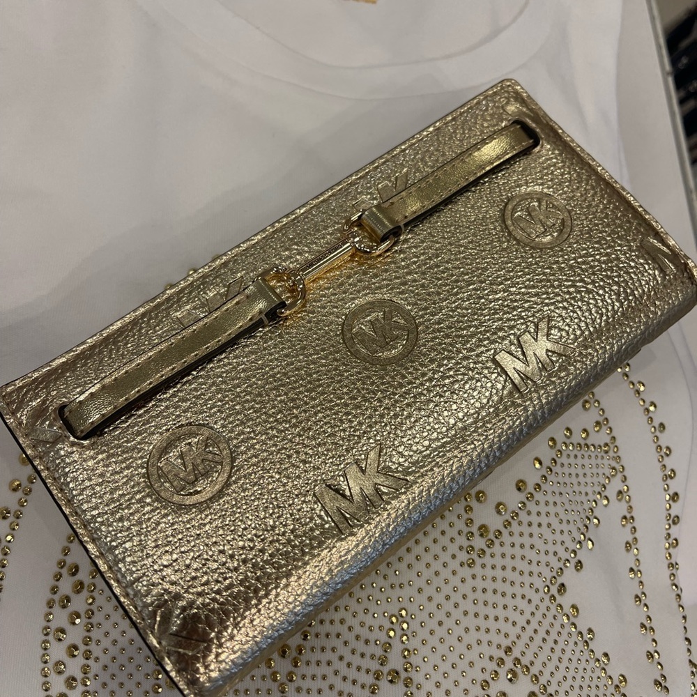 MICHAEL KORS Carson Lg Metallic Logo Debossed Snap Bifold Wallet
Pale Gold
NWT - Picture 14 of 16